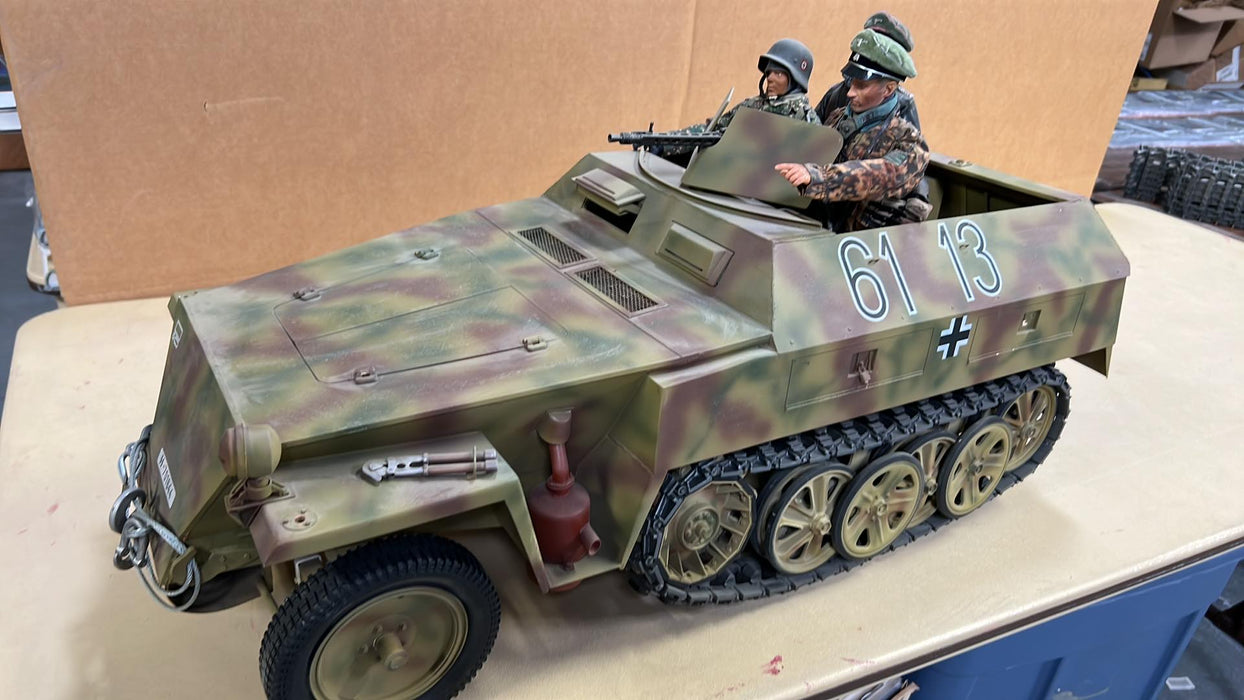 AH01NEUBUILT 1/6 Sd.Kfz.250 Neu Built Model with 3 Figures